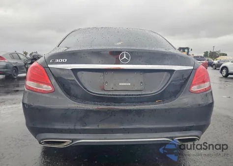 2017 Mercedes-Benz C 300 z USA, uszkodzony, nr VIN 55SWF4JB8HU218098